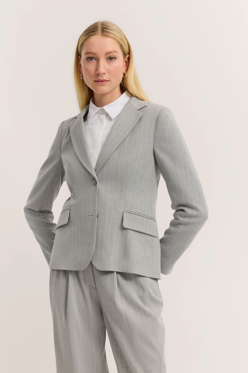Taillierter Nadelstreifen-Blazer mit zwei Knöpfen