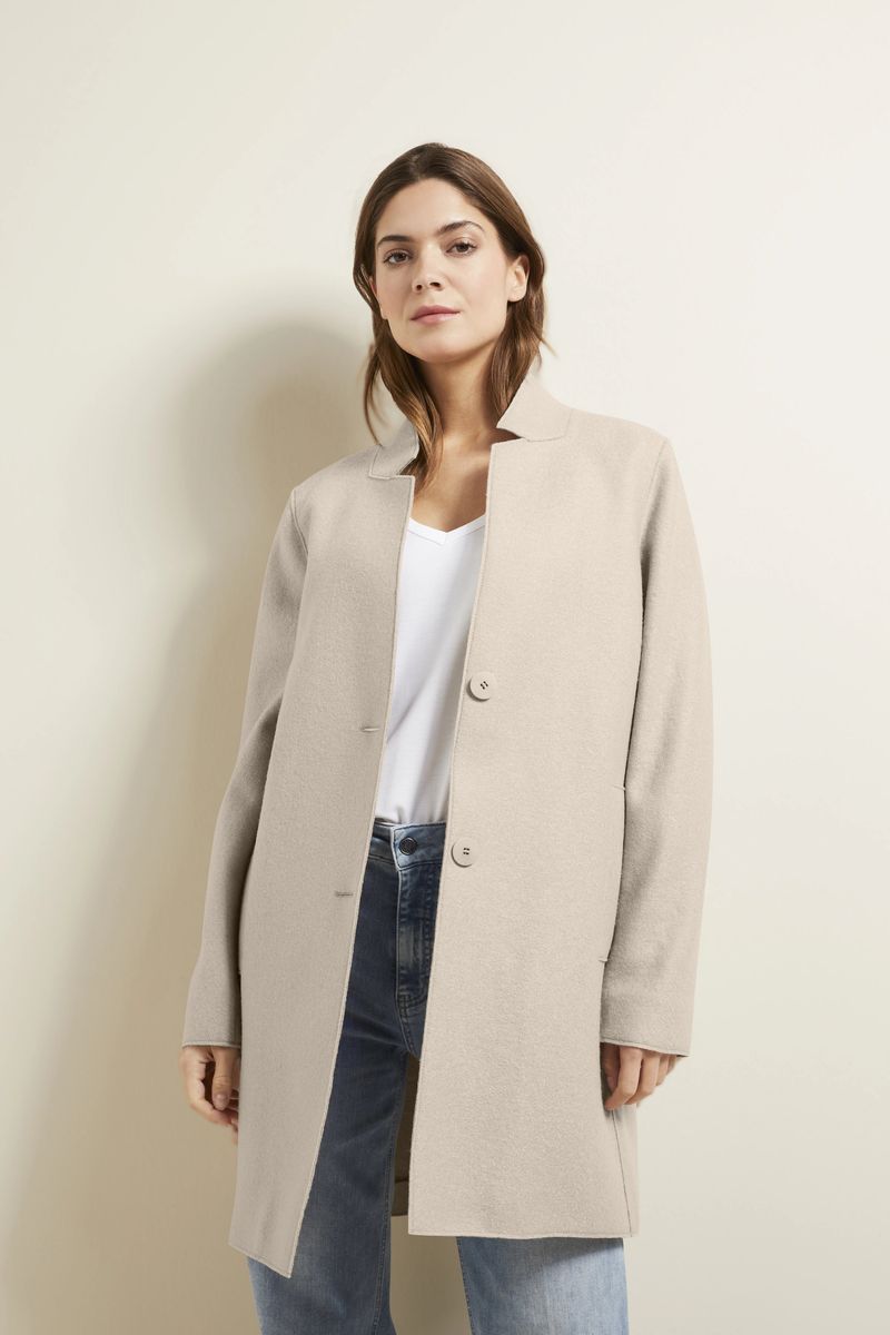 Minimalistischer Kurzmantel aus Sommerwolle