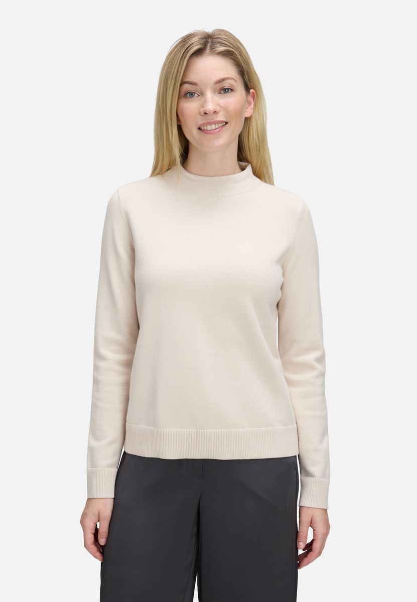 Minimalistischer Strickpullover mit Stehkragen