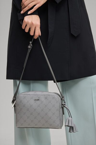 Crossbody-Tasche mit Monogramm und Quasten