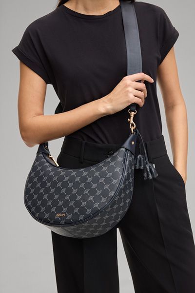 Elegante Halbmond-Tasche mit Monogramm