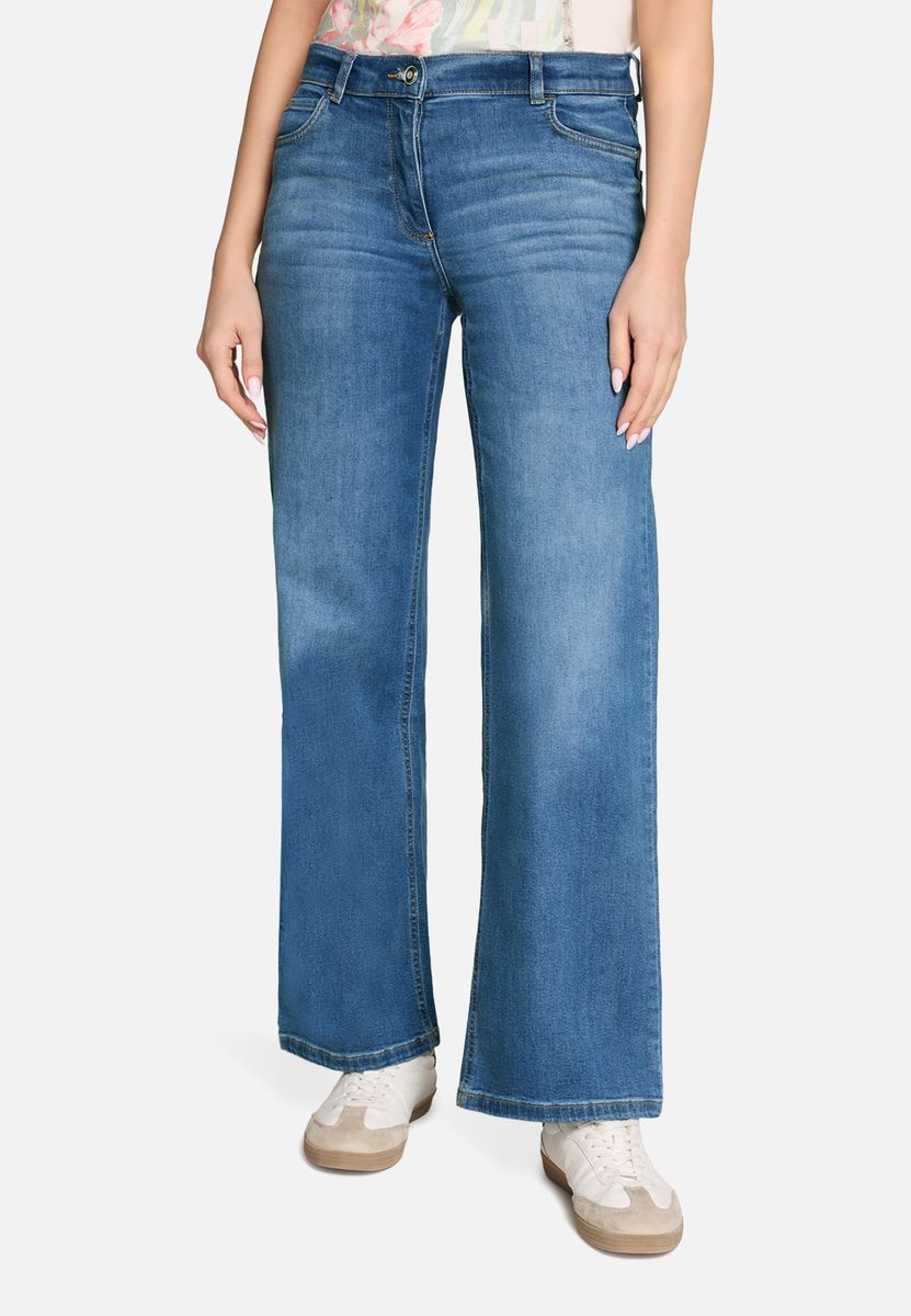 Weit geschnittene Jeans mit Strassbesatz