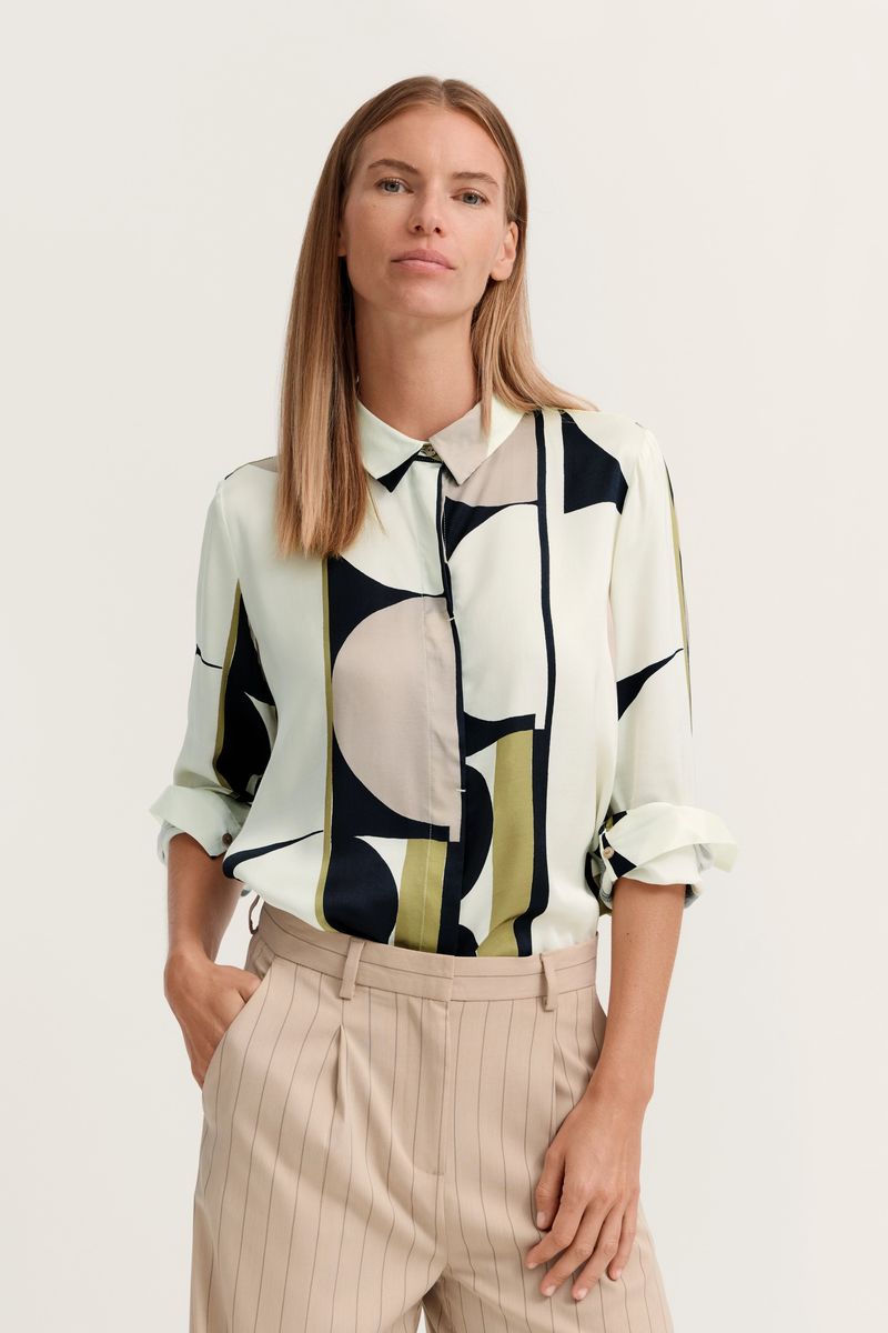 Fließende Hemdbluse mit Geoprint