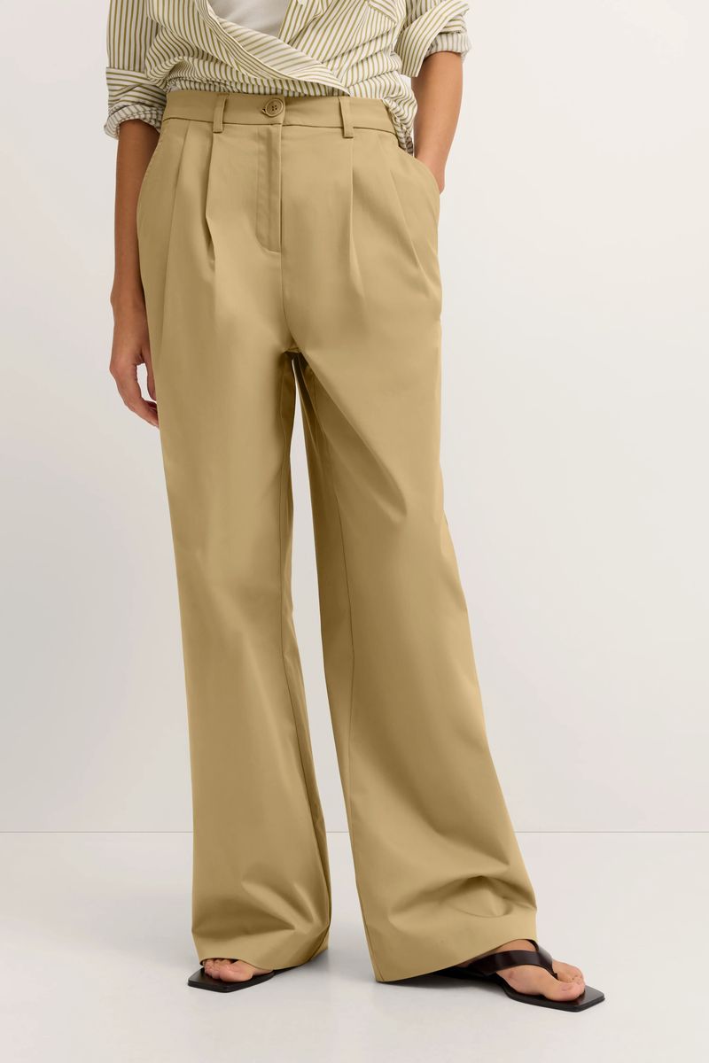 Moderne Bundfalten-Chino mit weitem Bein