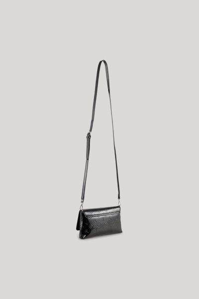 Lack-Clutch mit Monogramm-Prägung