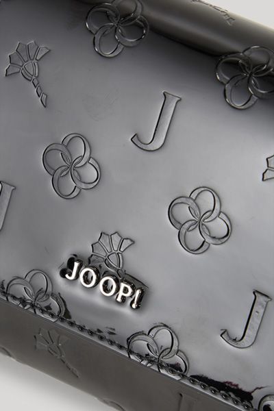 Lack-Clutch mit Monogramm-Prägung