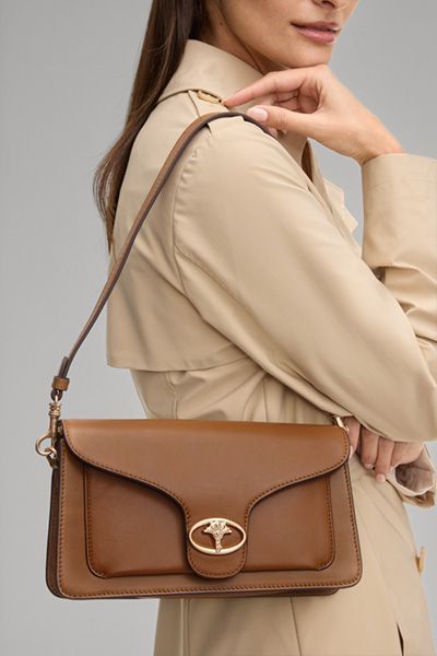 Schultertasche aus Glattleder mit Logo-Applikation