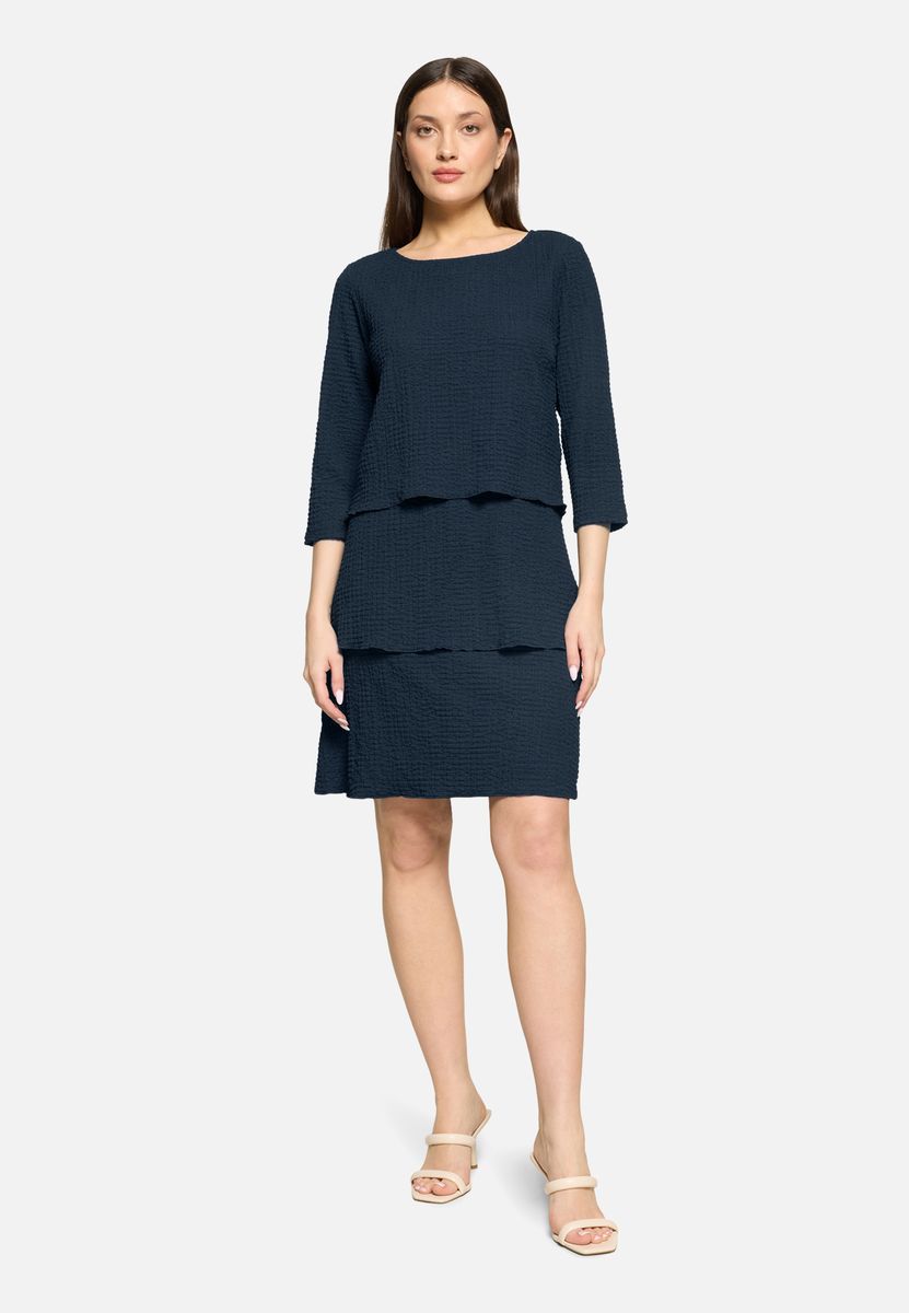 Elegantes strukturiertes Stufen-Midikleid
