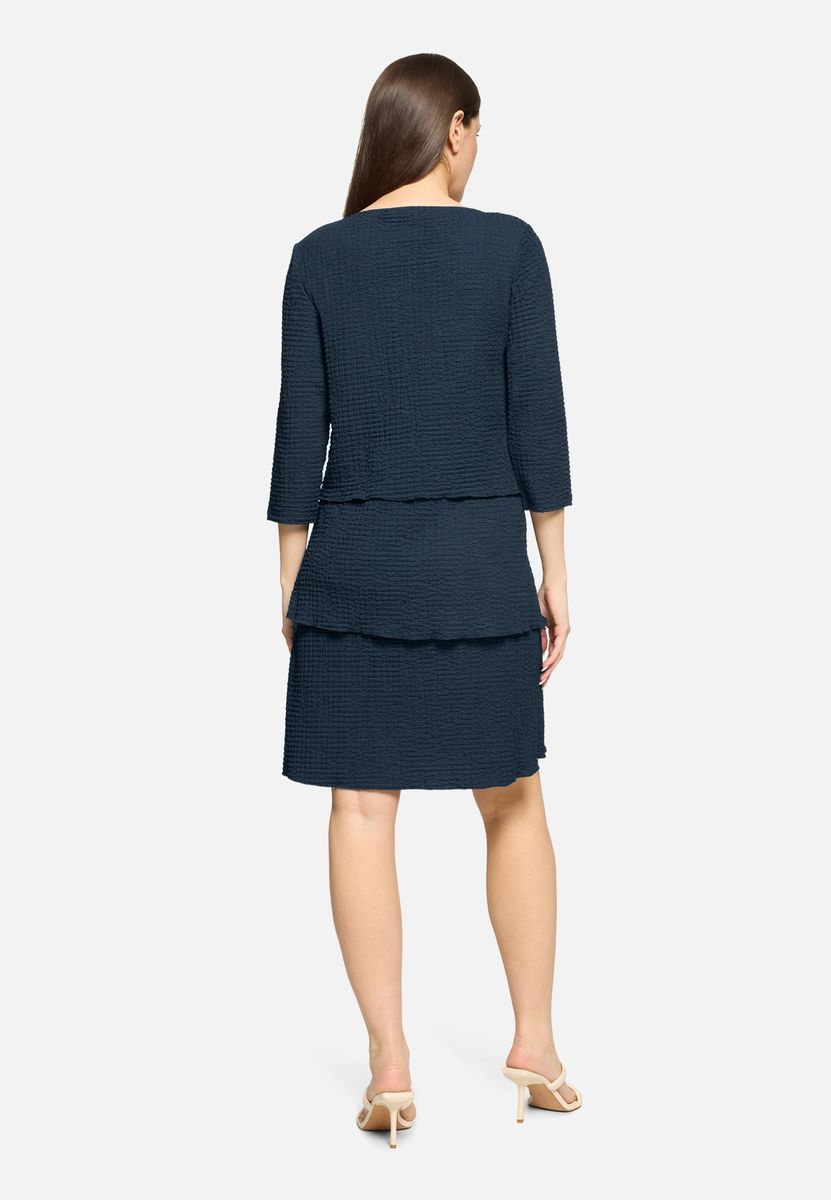Elegantes strukturiertes Stufen-Midikleid