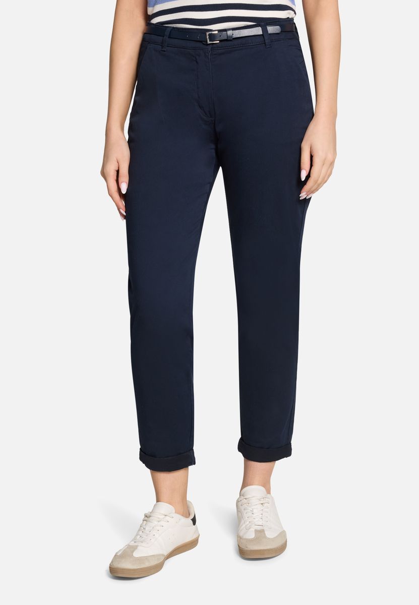 Relaxed Fit Chino mit Gürtel