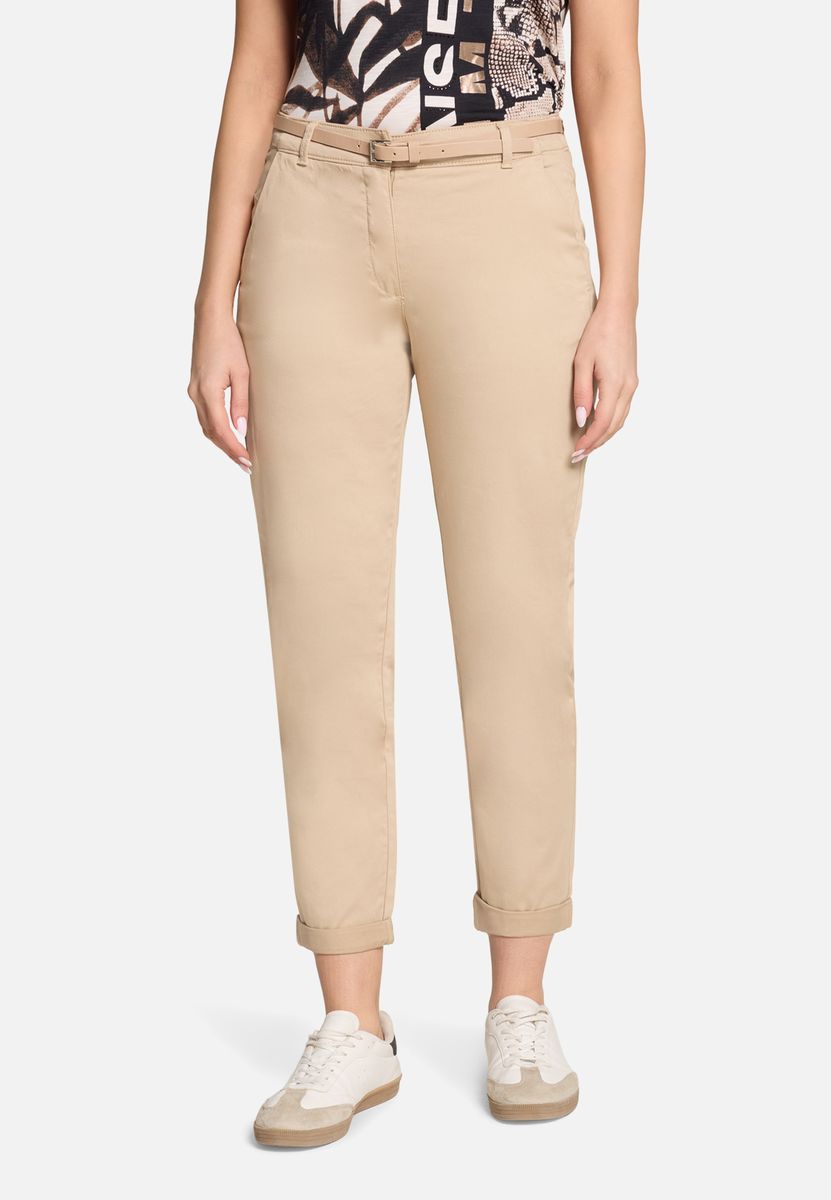 Relaxed Fit Chino mit Gürtel