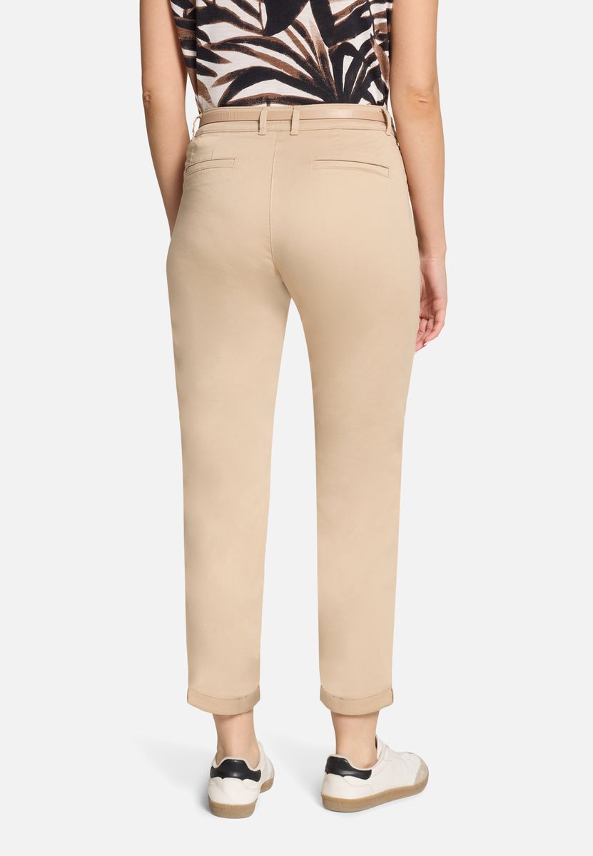 Relaxed Fit Chino mit Gürtel