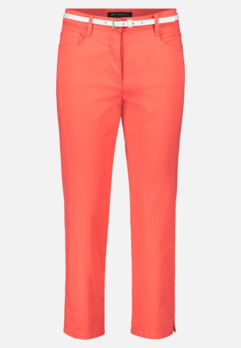 Schmal geschnittene Sommerhose mit Gürtel