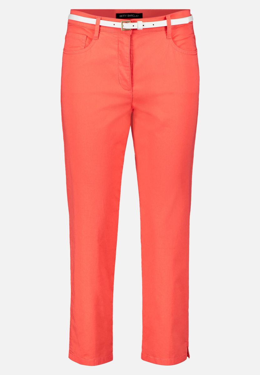Schmal geschnittene Sommerhose mit Gürtel