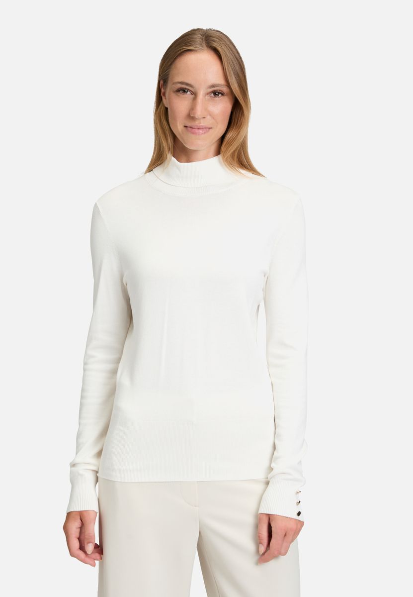 Figurnaher Rollkragenpullover mit Knopfdetails