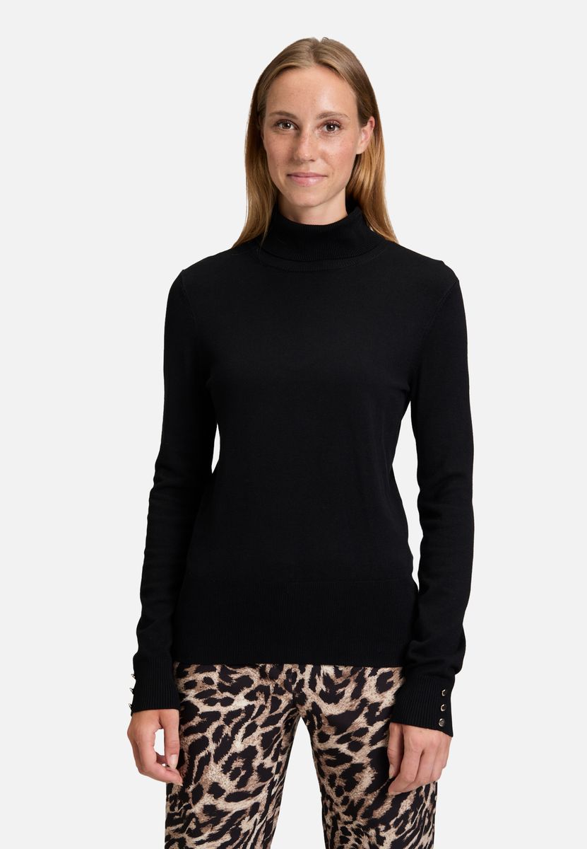 Figurnaher Rollkragenpullover mit Knopfdetails