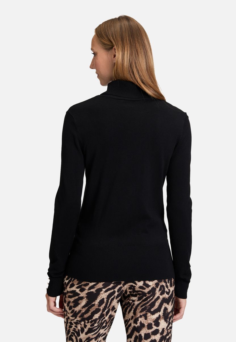 Figurnaher Rollkragenpullover mit Knopfdetails
