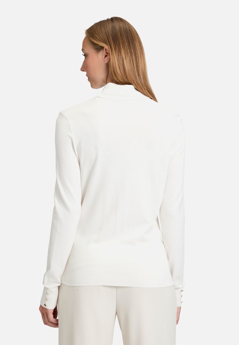 Figurnaher Rollkragenpullover mit Knopfdetails