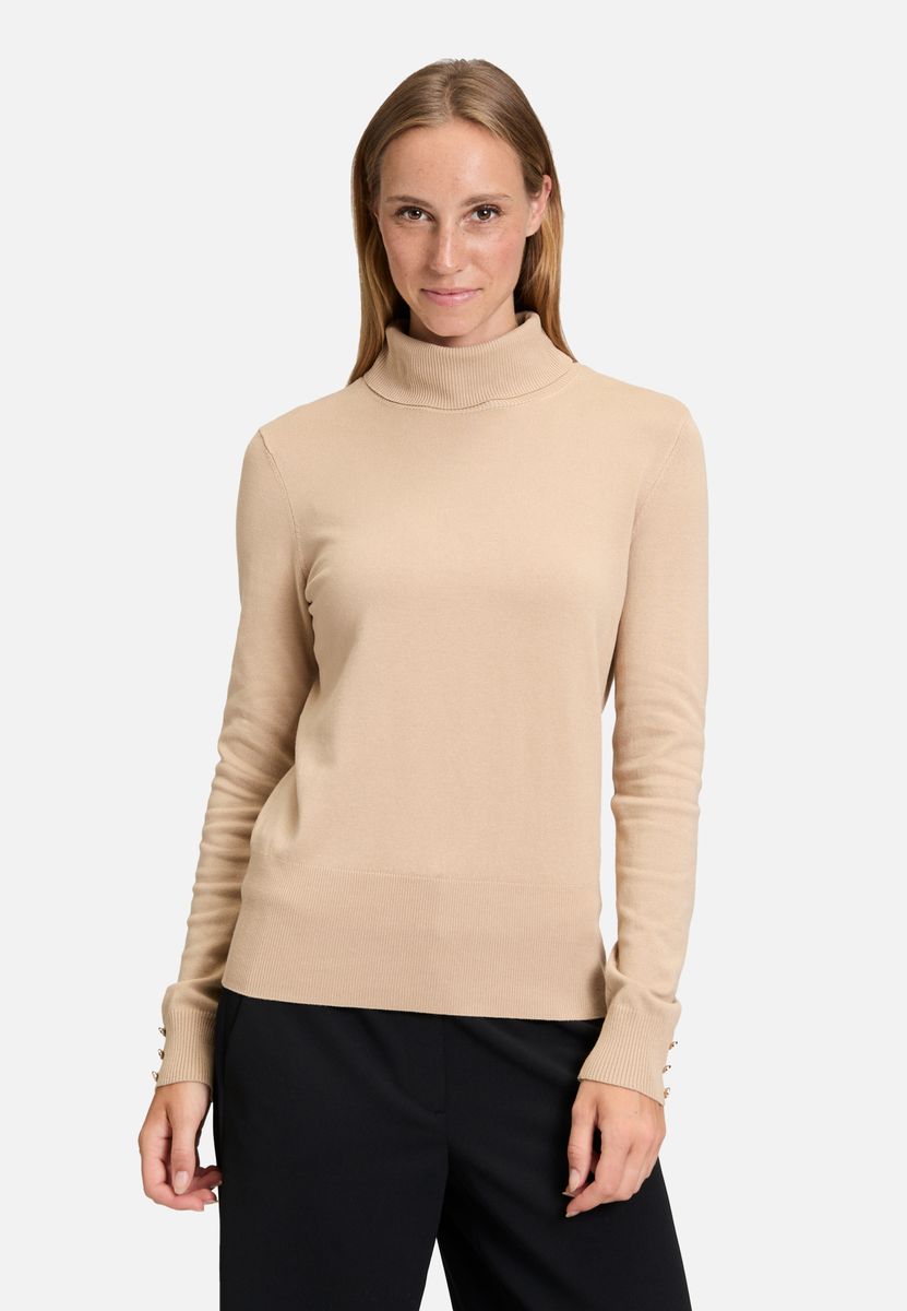 Figurnaher Rollkragenpullover mit Knopfdetails