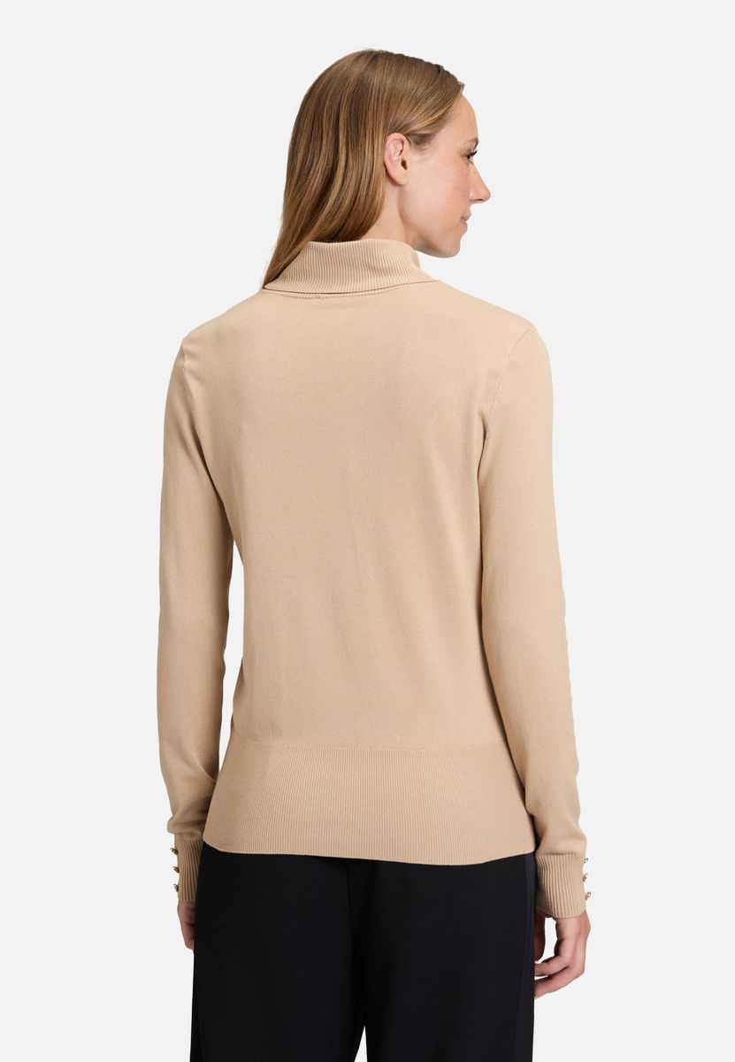 Figurnaher Rollkragenpullover mit Knopfdetails