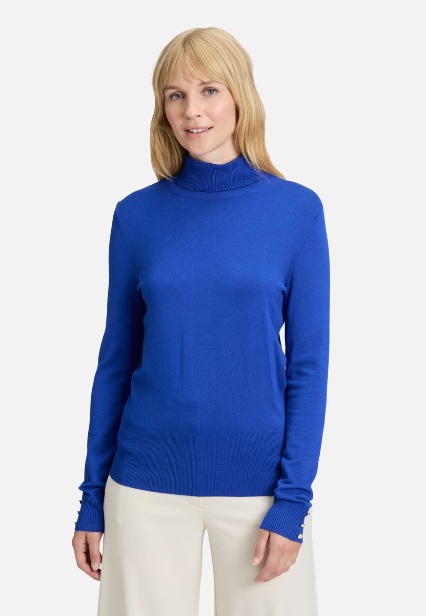 Figurnaher Rollkragenpullover mit Knopfdetails