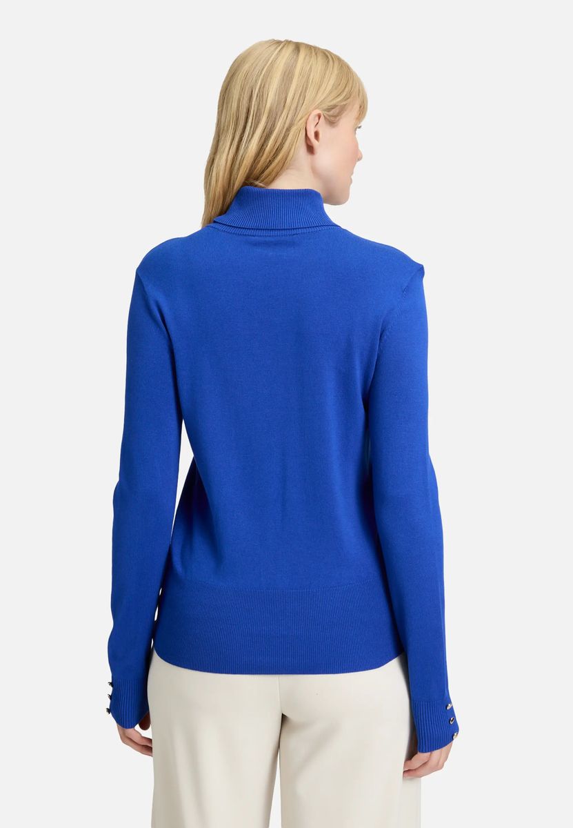 Figurnaher Rollkragenpullover mit Knopfdetails