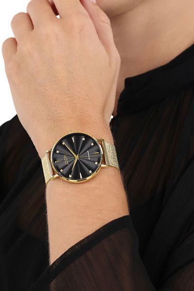 Goldene Mesh-Uhr mit Diamantenbesatz