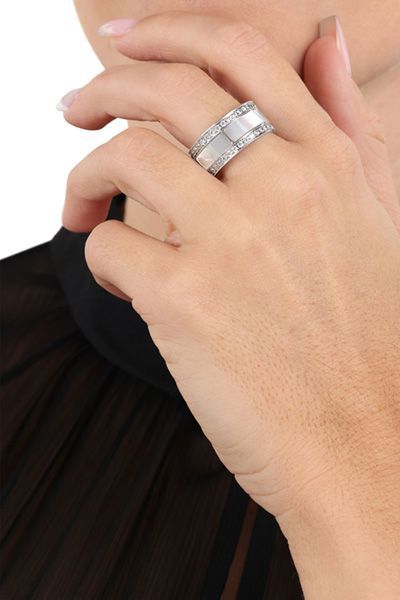 Breiter polierter Bandring mit Zirkonia