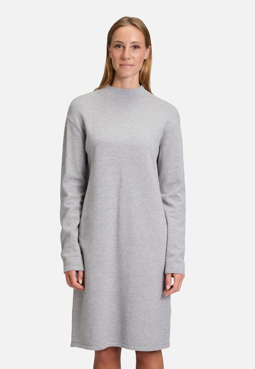 Strickkleid mit Stehkragen und Langarm