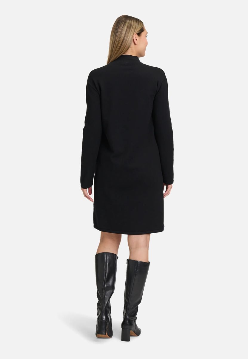Strickkleid mit Stehkragen und Langarm