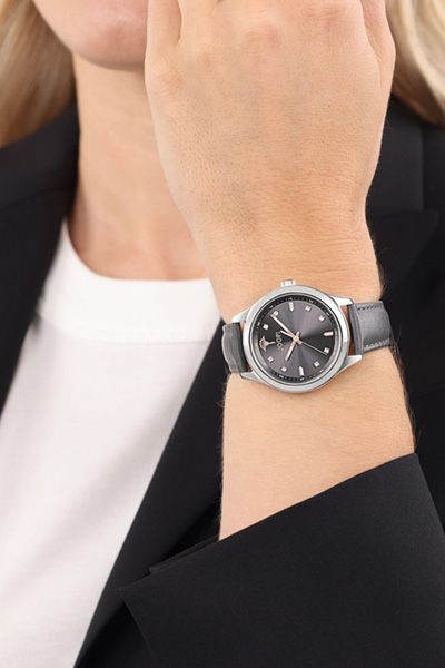 Elegante Analoguhr mit Kristallen
