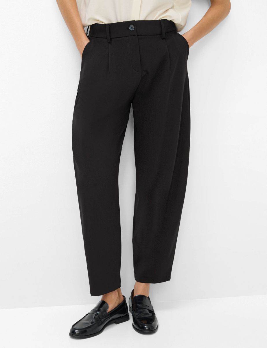 Minimalistische O-Shape Hose aus Fluid-Wool
