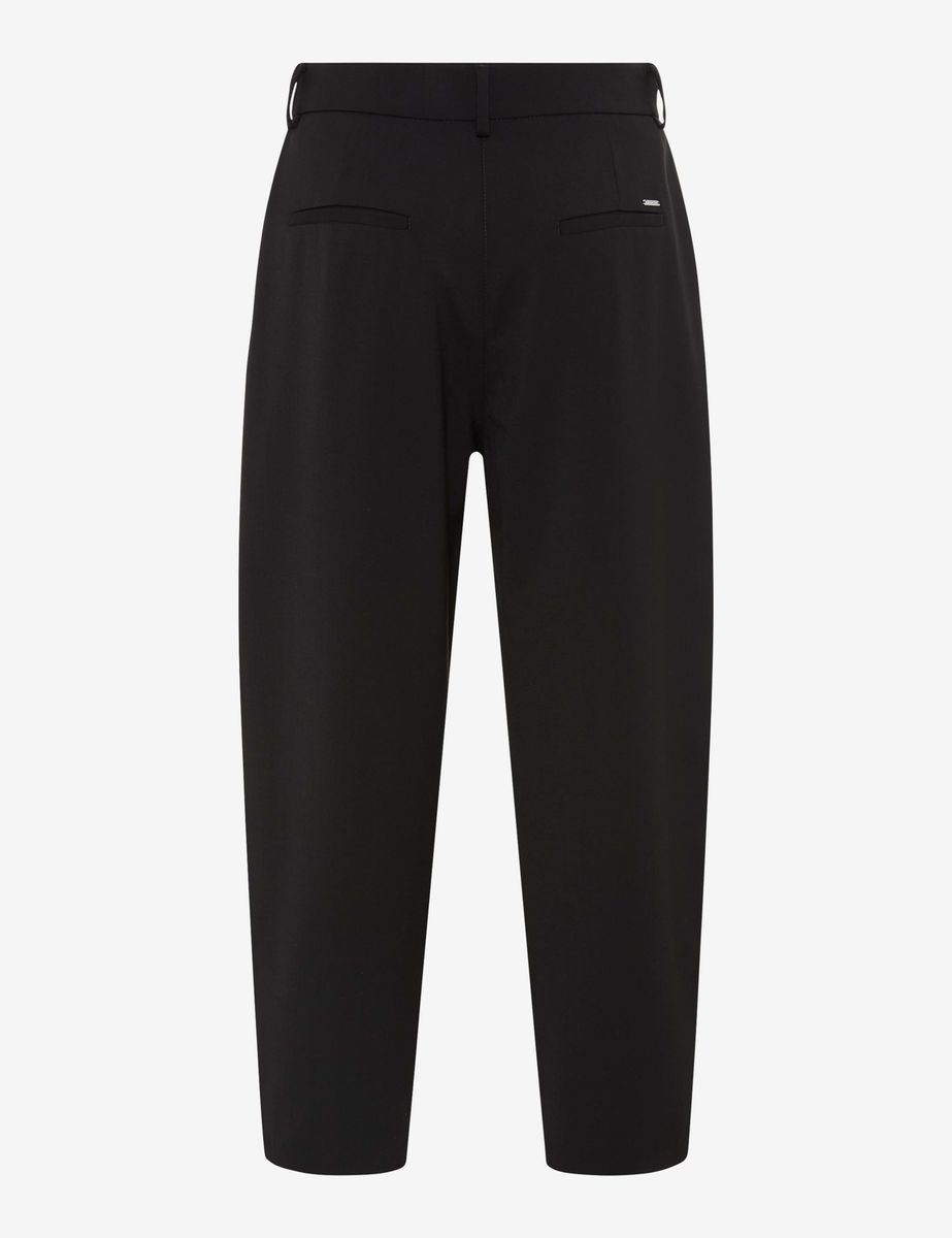 Minimalistische O-Shape Hose aus Fluid-Wool