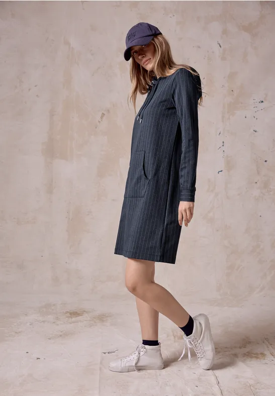 Sportliches Kapuzenkleid mit Nadelstreifen