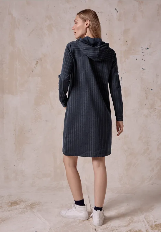 Sportliches Kapuzenkleid mit Nadelstreifen