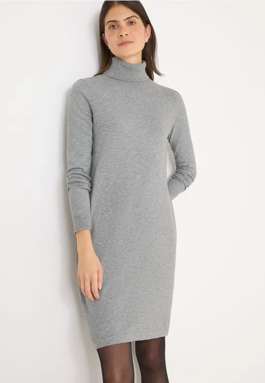Kuscheliges Strickkleid mit Rollkragen