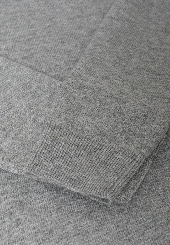 Kuscheliges Strickkleid mit Rollkragen