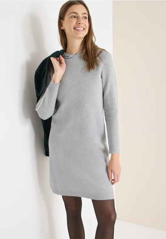 Glitzerndes Strickkleid mit Kapuze