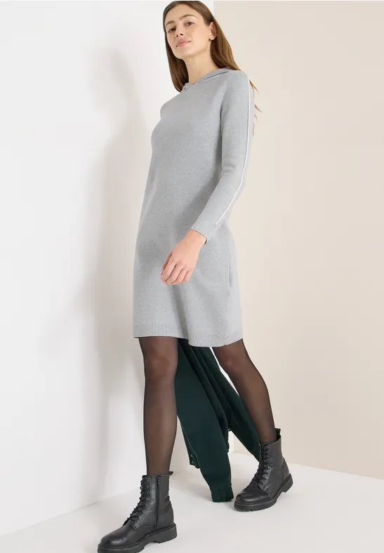 Glitzerndes Strickkleid mit Kapuze
