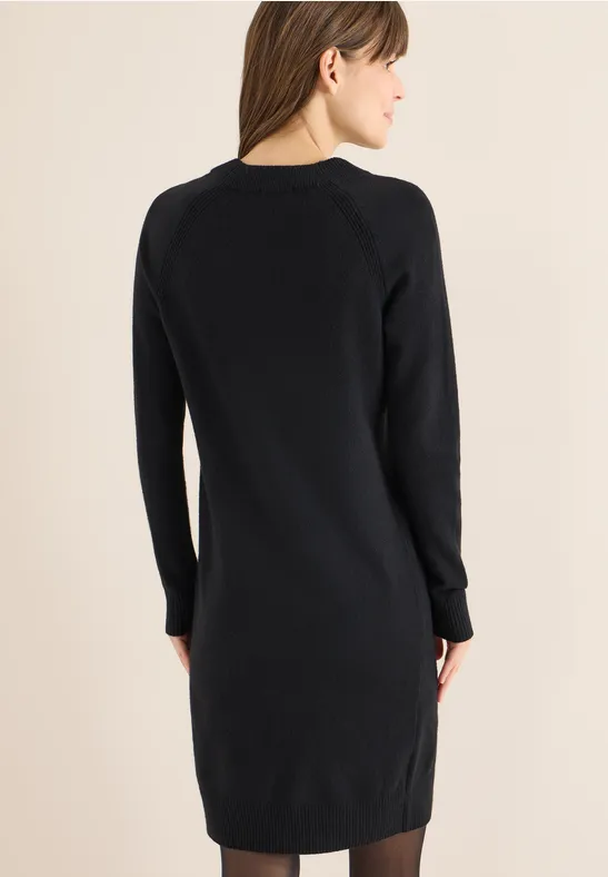 Klassisches Strickkleid mit Rundhalsausschnitt