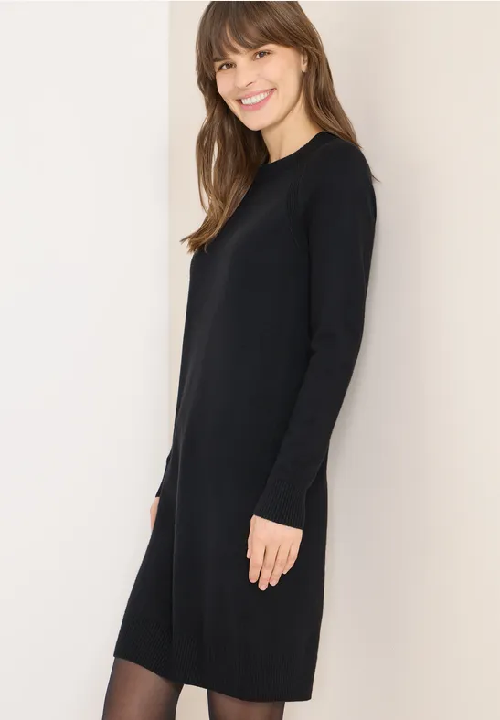 Klassisches Strickkleid mit Rundhalsausschnitt