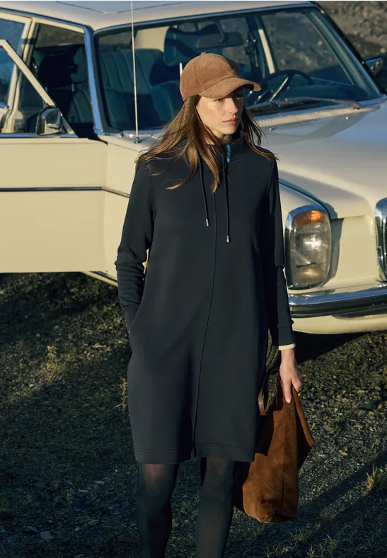 Sportives Piqué-Kleid mit Funnel-Neck