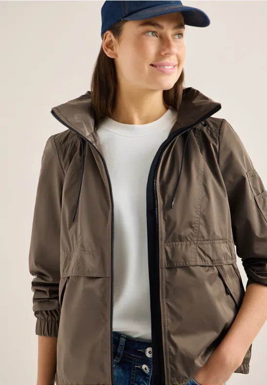 Leichter Windbreaker mit verstaubarer Kapuze