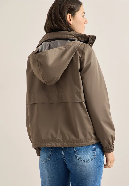 Leichter Windbreaker mit verstaubarer Kapuze