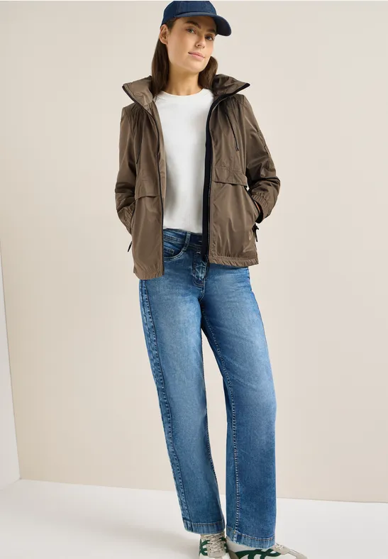 Leichter Windbreaker mit verstaubarer Kapuze