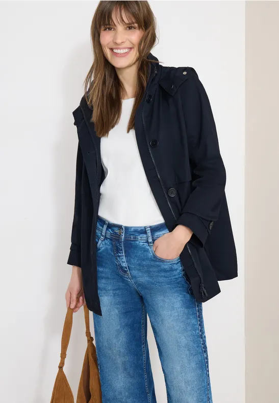 Moderner Midi-Parka mit verstaubarer Kapuze