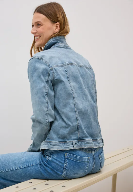Klassische Jeansjacke mit Knopfleiste