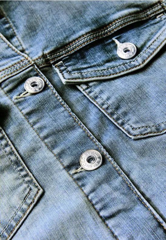 Klassische Jeansjacke mit Knopfleiste