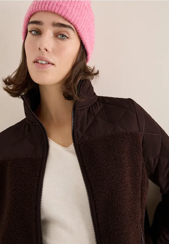 Hybride Teddy- und Steppjacke