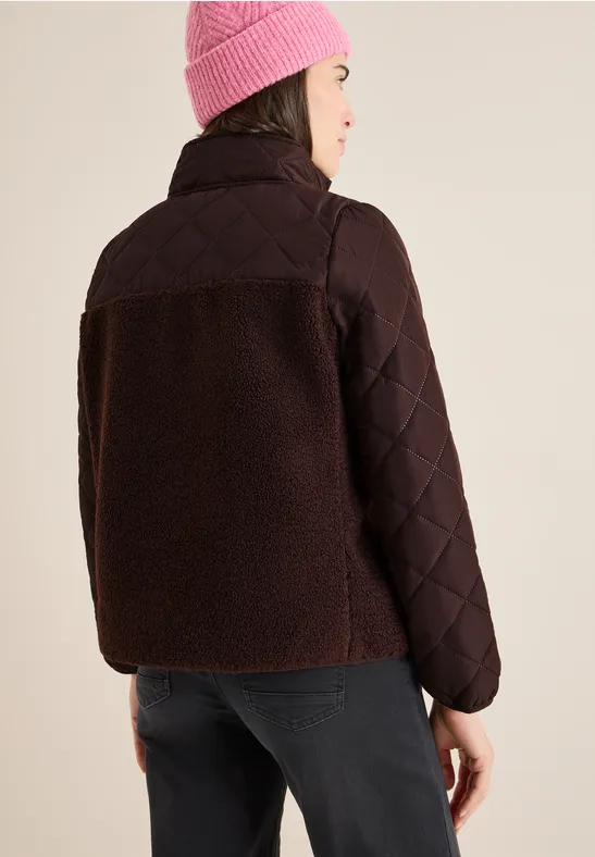 Hybride Teddy- und Steppjacke